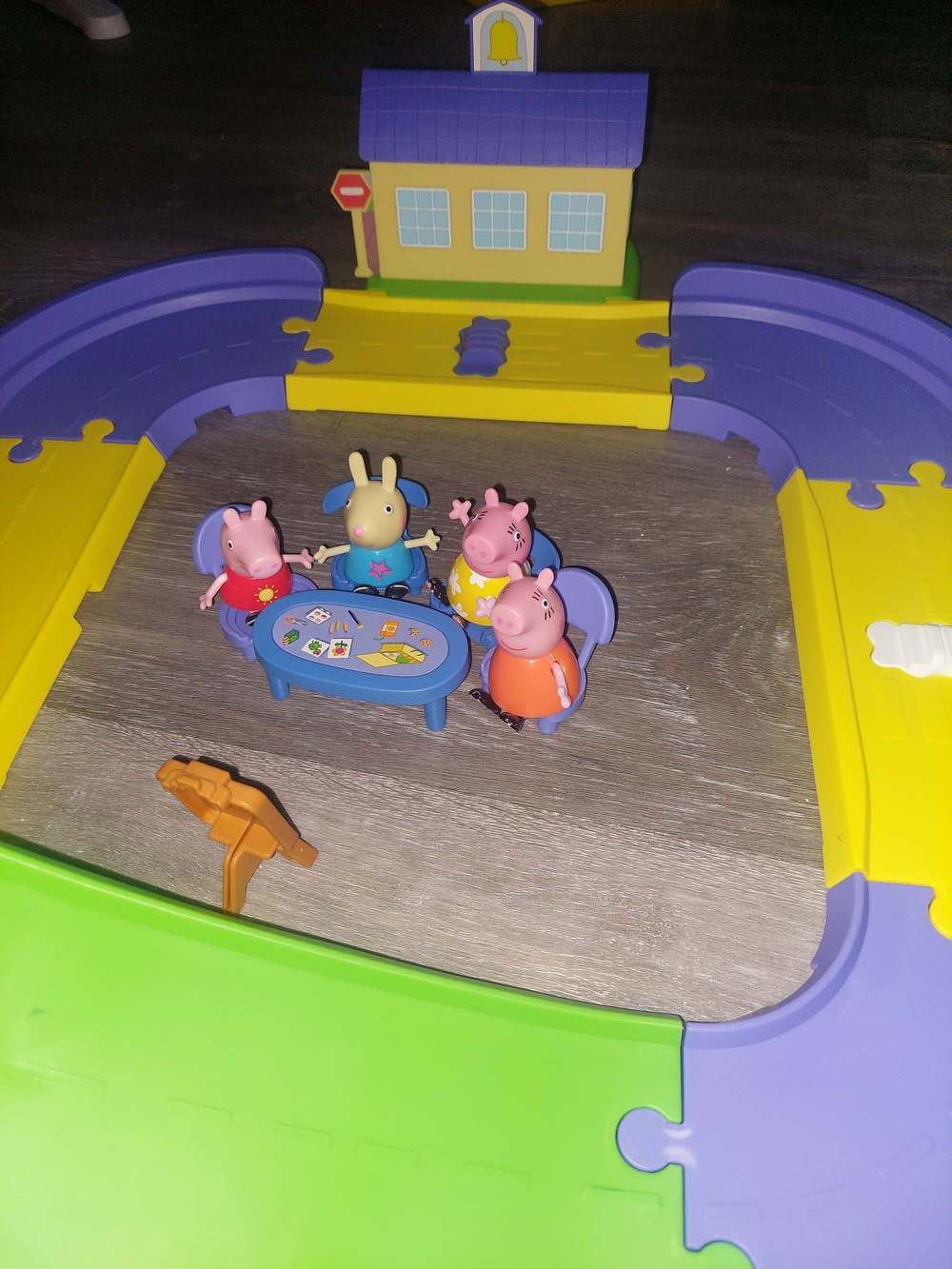 Peppa Pig All Around Peppa’s Town Set 114718 train tracks 7 Figures Table Chairs - Picture 3 of 5